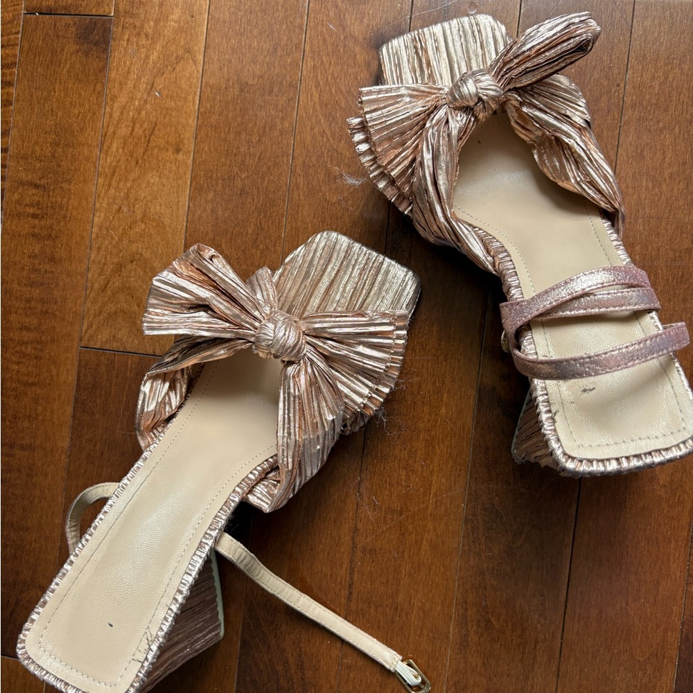 Chic Bow-Tie Wedge Sandals in Shimmering Gold